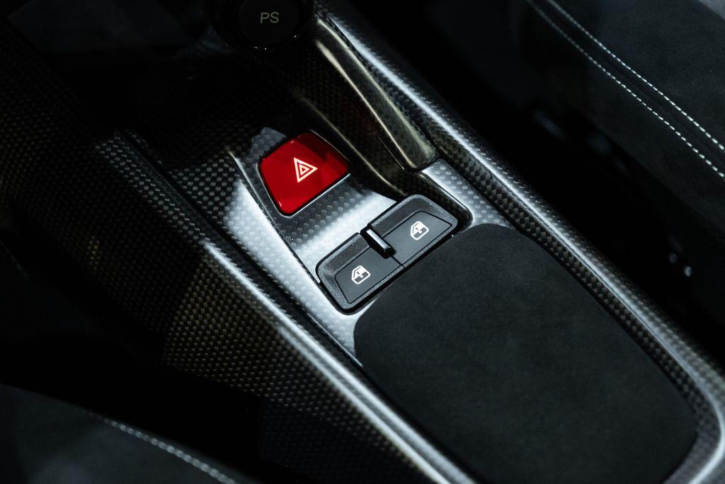 http://www.koenigseggchicago.com/galleria_images/106/106_p42_l.jpg