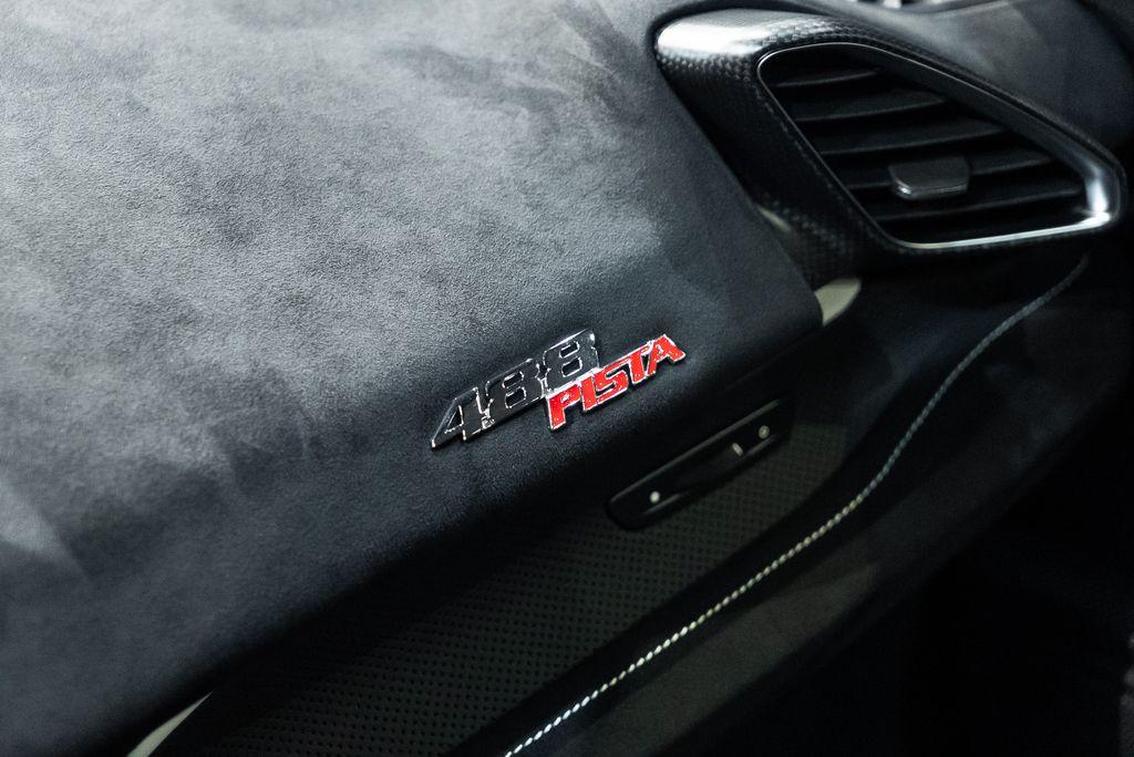 http://www.koenigseggchicago.com/galleria_images/106/106_p43_l.jpg