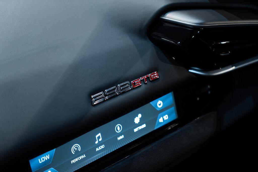 http://www.koenigseggchicago.com/galleria_images/108/108_p33_l.jpg