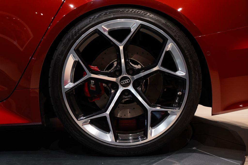http://www.koenigseggchicago.com/galleria_images/109/109_p13_l.jpg