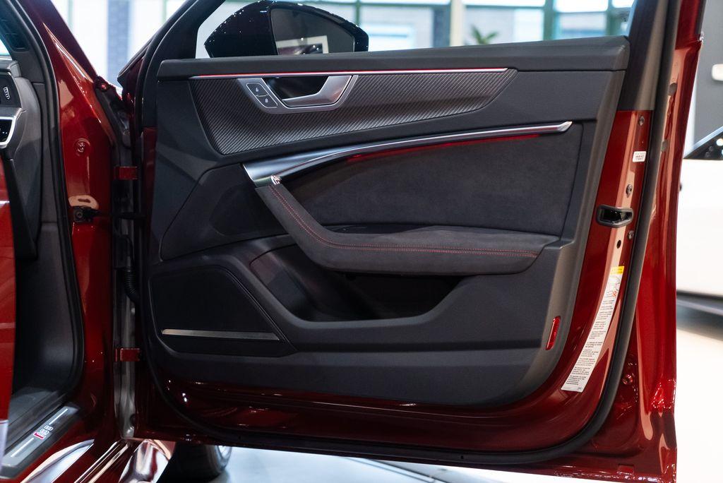 http://www.koenigseggchicago.com/galleria_images/109/109_p42_l.jpg