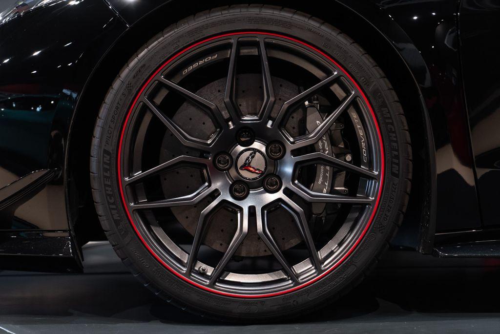 http://www.koenigseggchicago.com/galleria_images/110/110_p11_l.jpg
