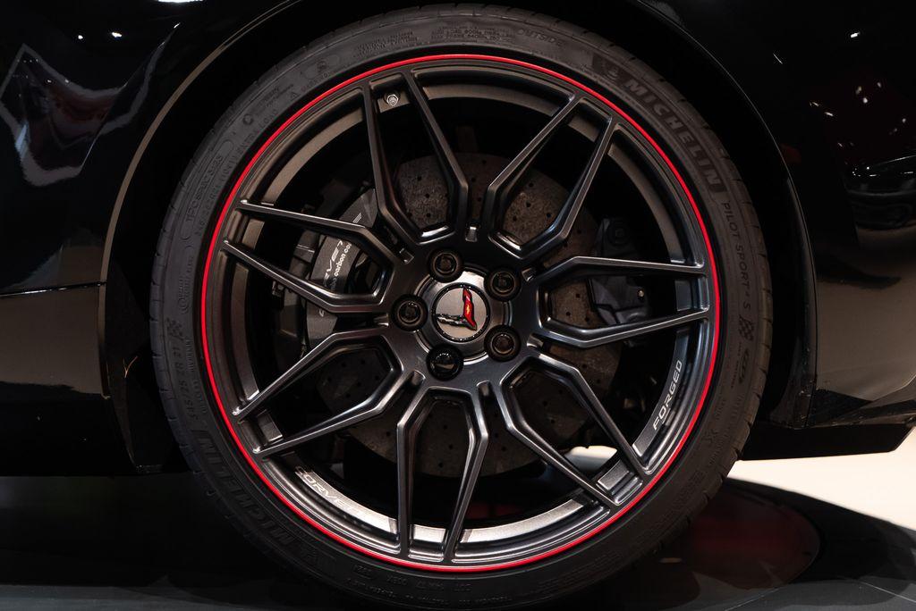 http://www.koenigseggchicago.com/galleria_images/110/110_p12_l.jpg