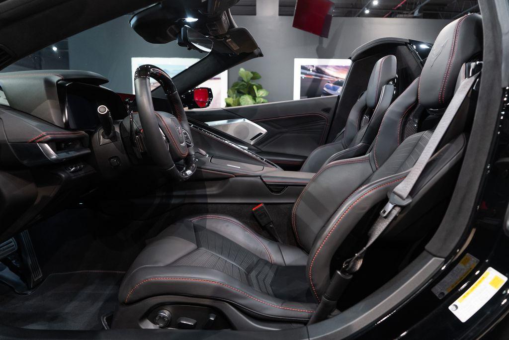 http://www.koenigseggchicago.com/galleria_images/110/110_p24_l.jpg