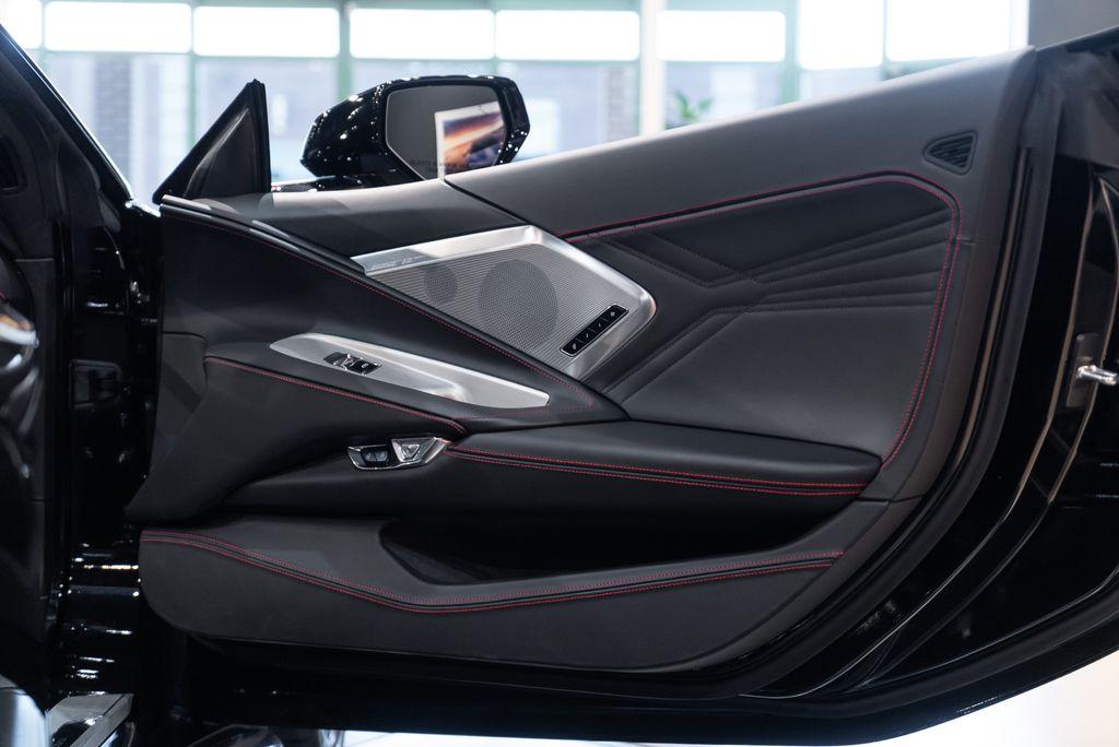http://www.koenigseggchicago.com/galleria_images/110/110_p40_l.jpg