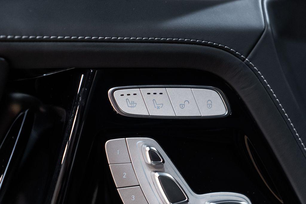 http://www.koenigseggchicago.com/galleria_images/111/111_p26_l.jpg