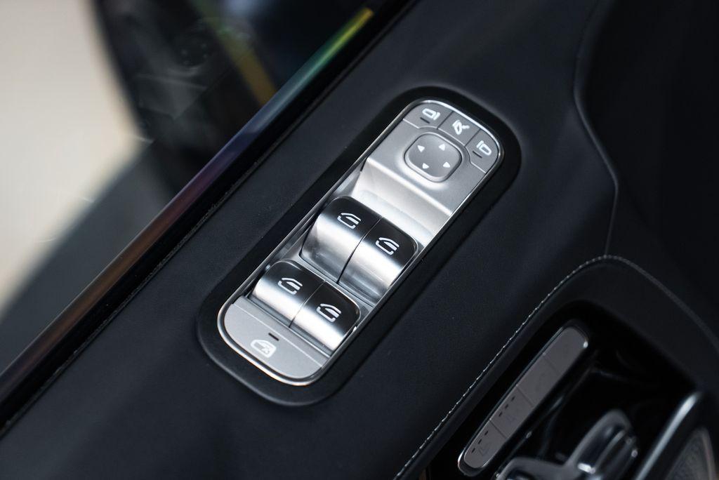 http://www.koenigseggchicago.com/galleria_images/111/111_p27_l.jpg