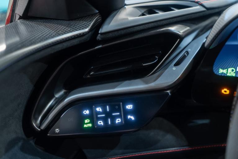 http://www.koenigseggchicago.com/galleria_images/112/112_p31_f.jpg