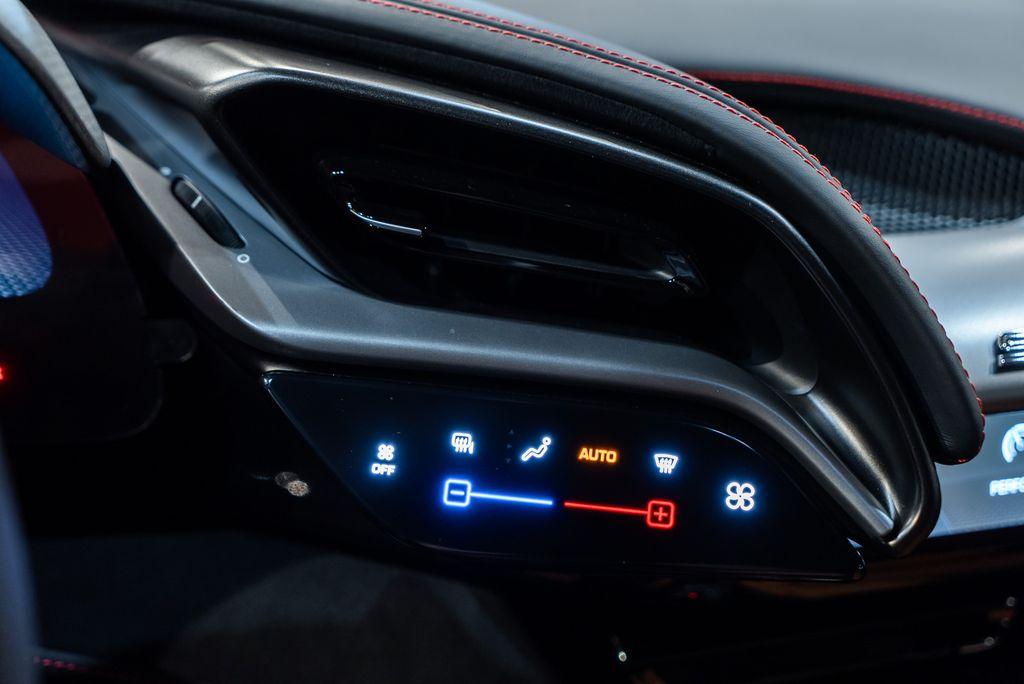 http://www.koenigseggchicago.com/galleria_images/112/112_p36_l.jpg