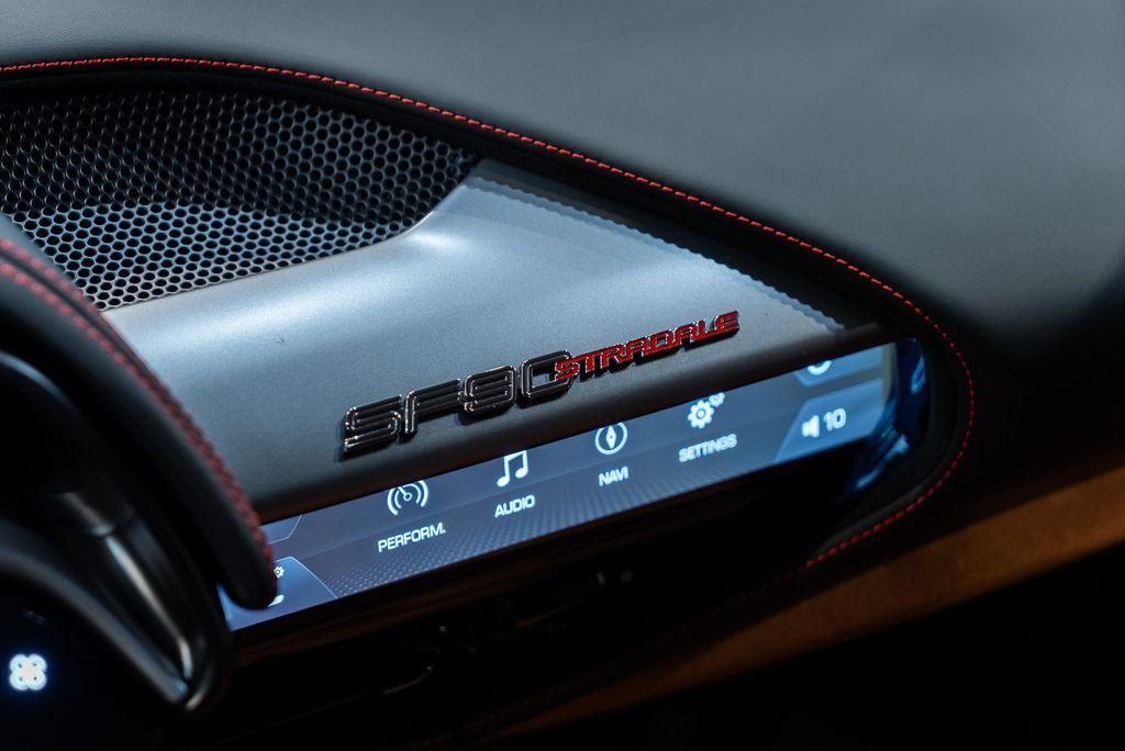 http://www.koenigseggchicago.com/galleria_images/112/112_p37_l.jpg