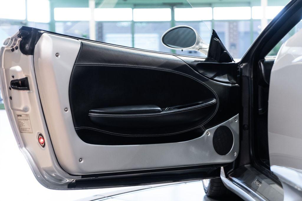 http://www.koenigseggchicago.com/galleria_images/113/113_p34_l.jpg