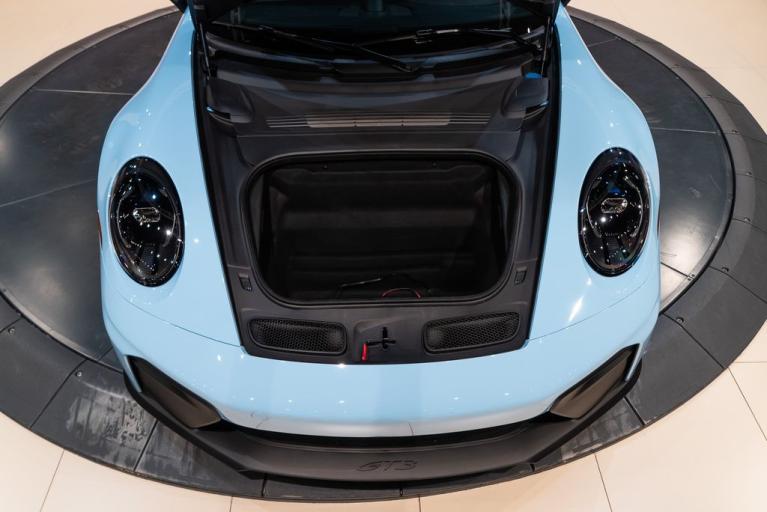 http://www.koenigseggchicago.com/galleria_images/114/114_p10_f.jpg