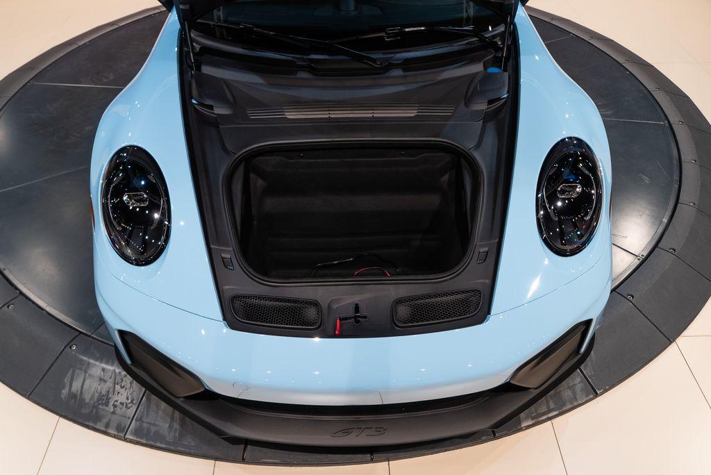 http://www.koenigseggchicago.com/galleria_images/114/114_p10_l.jpg