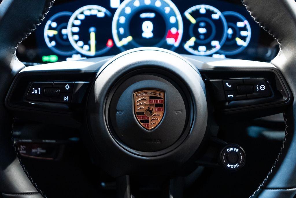 http://www.koenigseggchicago.com/galleria_images/114/114_p23_l.jpg