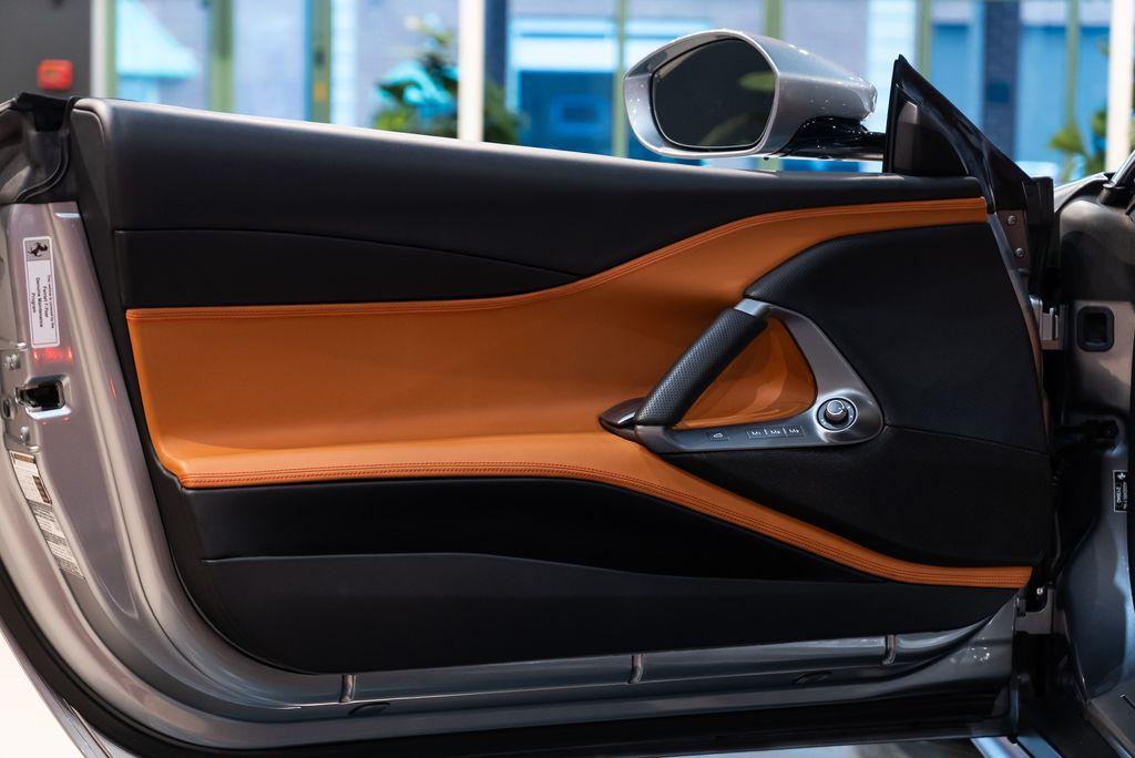 http://www.koenigseggchicago.com/galleria_images/116/116_p25_l.jpg