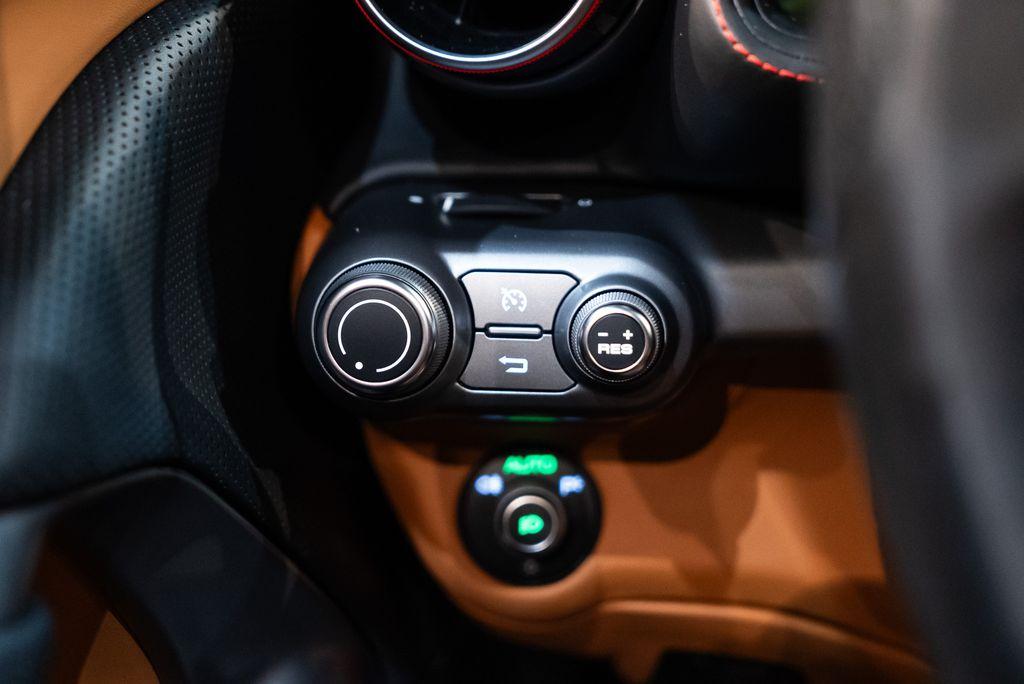 http://www.koenigseggchicago.com/galleria_images/116/116_p34_l.jpg