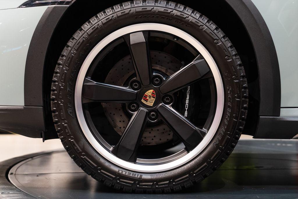 http://www.koenigseggchicago.com/galleria_images/117/117_p12_l.jpg