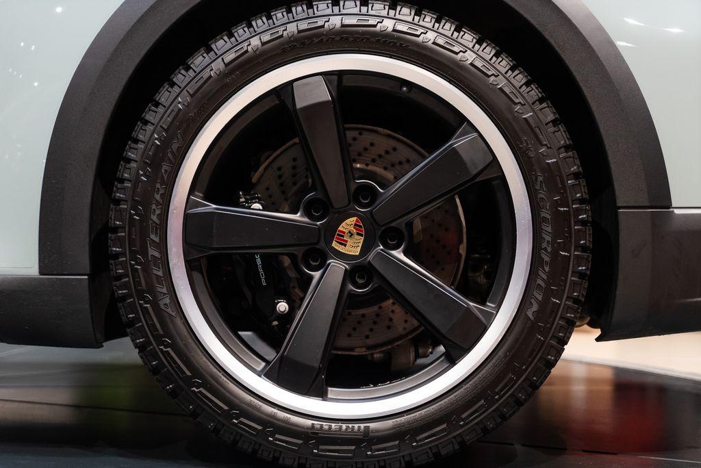 http://www.koenigseggchicago.com/galleria_images/117/117_p13_l.jpg