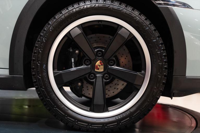 http://www.koenigseggchicago.com/galleria_images/117/117_p15_f.jpg