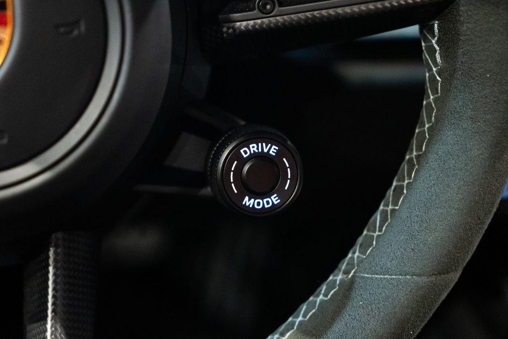 http://www.koenigseggchicago.com/galleria_images/117/117_p30_l.jpg
