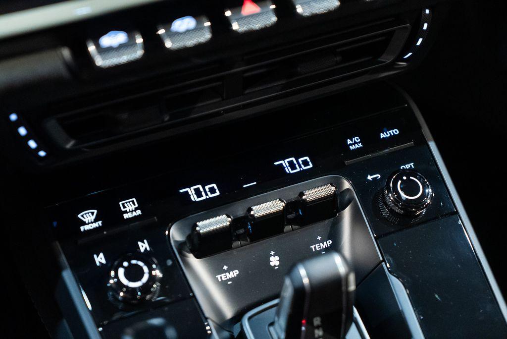 http://www.koenigseggchicago.com/galleria_images/117/117_p38_l.jpg