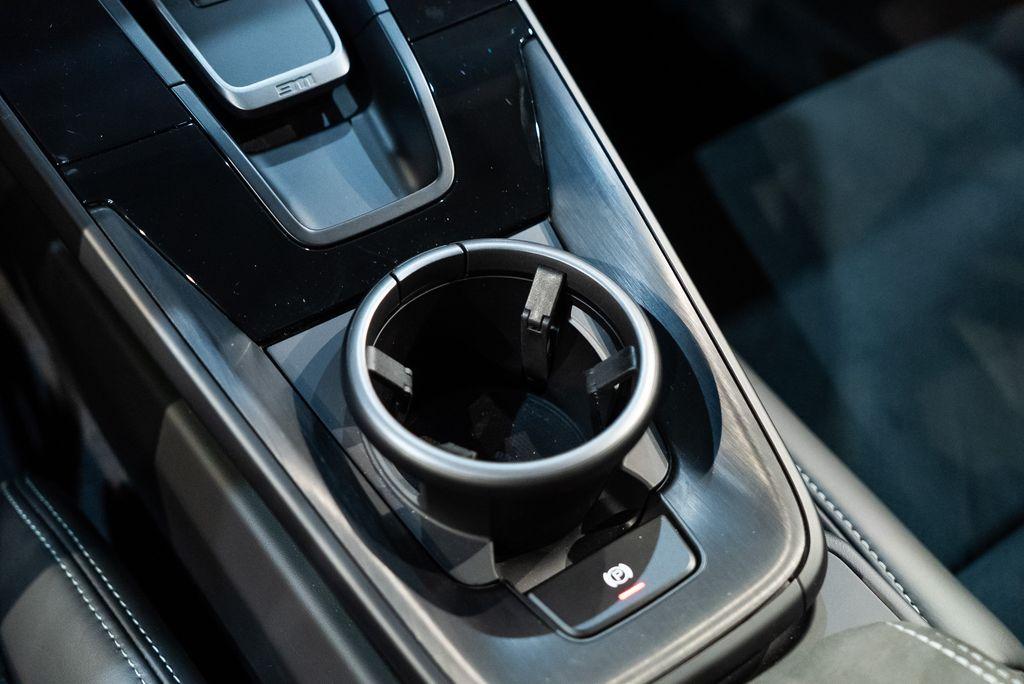 http://www.koenigseggchicago.com/galleria_images/117/117_p40_l.jpg