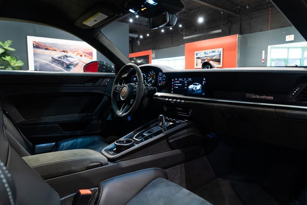 http://www.koenigseggchicago.com/galleria_images/117/117_p42_l.jpg