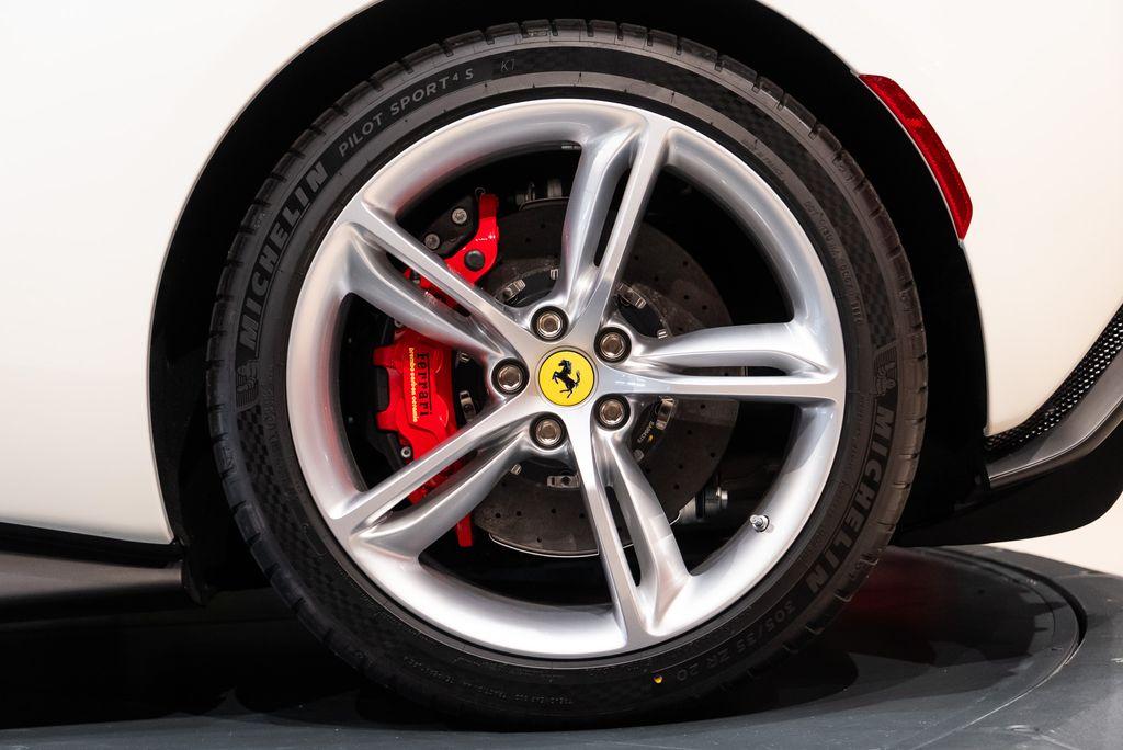 http://www.koenigseggchicago.com/galleria_images/118/118_p13_l.jpg
