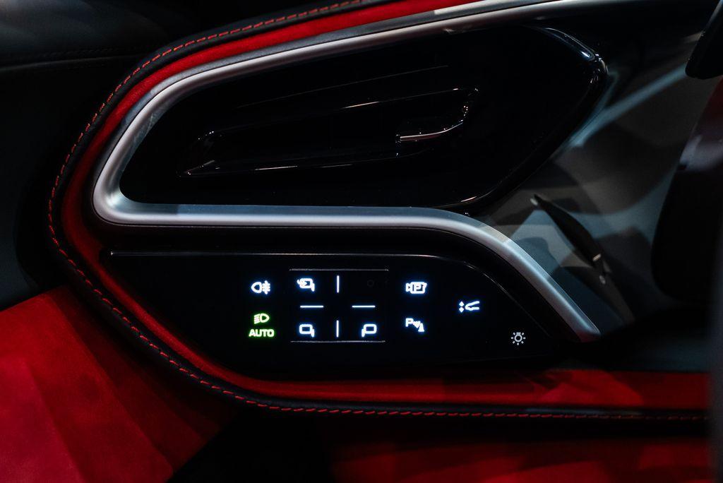 http://www.koenigseggchicago.com/galleria_images/118/118_p34_l.jpg