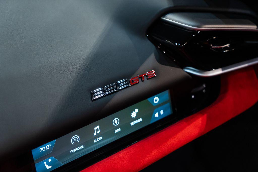 http://www.koenigseggchicago.com/galleria_images/118/118_p36_l.jpg