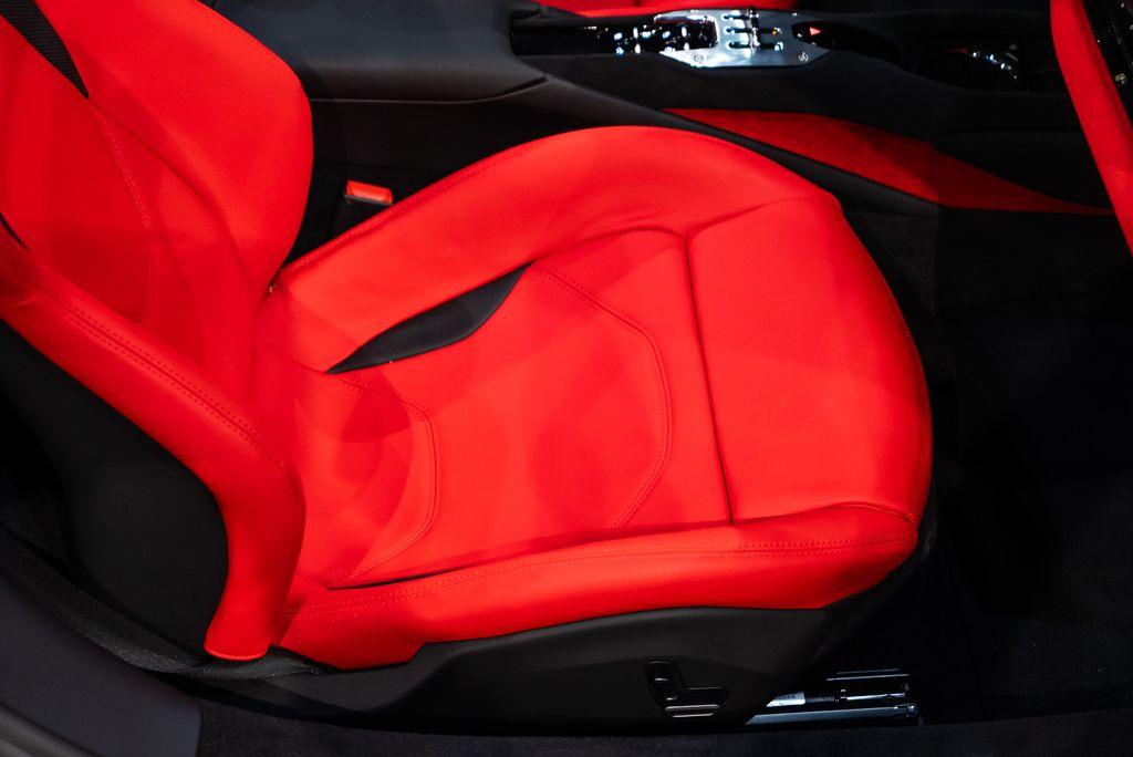 http://www.koenigseggchicago.com/galleria_images/118/118_p42_l.jpg