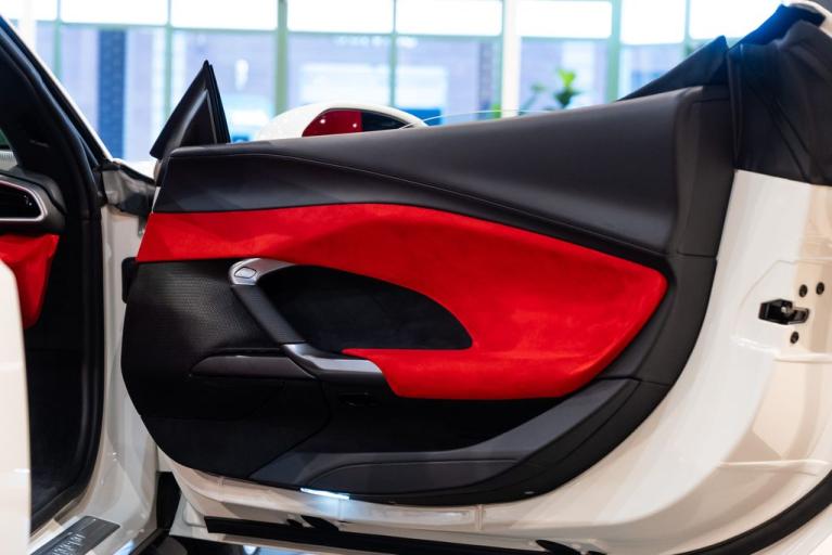 http://www.koenigseggchicago.com/galleria_images/118/118_p44_f.jpg