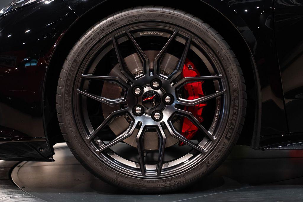 http://www.koenigseggchicago.com/galleria_images/119/119_p12_l.jpg