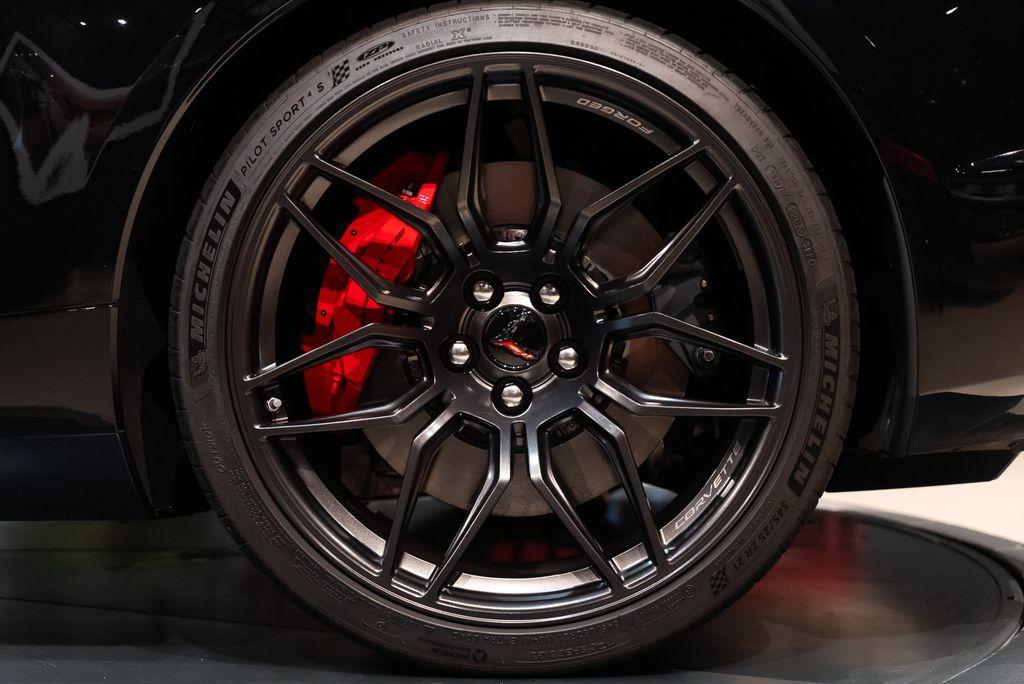 http://www.koenigseggchicago.com/galleria_images/119/119_p13_l.jpg
