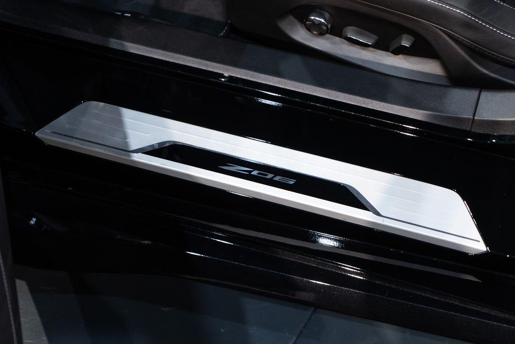 http://www.koenigseggchicago.com/galleria_images/119/119_p27_l.jpg