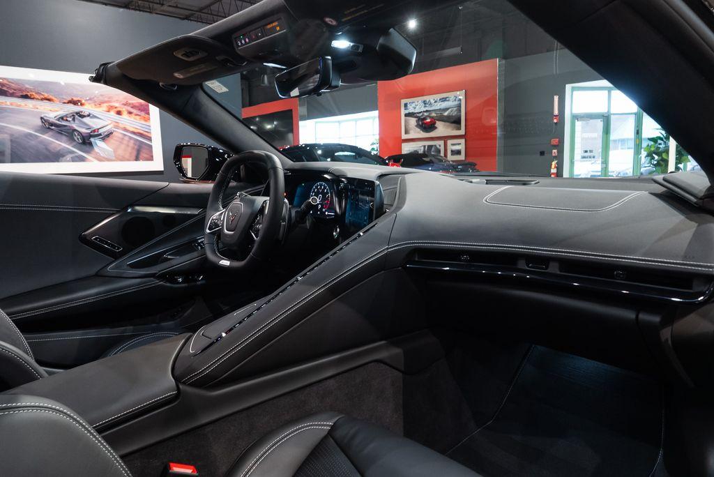 http://www.koenigseggchicago.com/galleria_images/119/119_p42_l.jpg