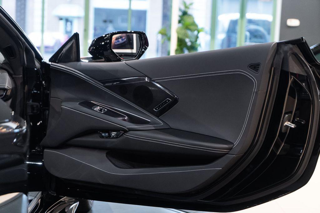 http://www.koenigseggchicago.com/galleria_images/119/119_p43_l.jpg