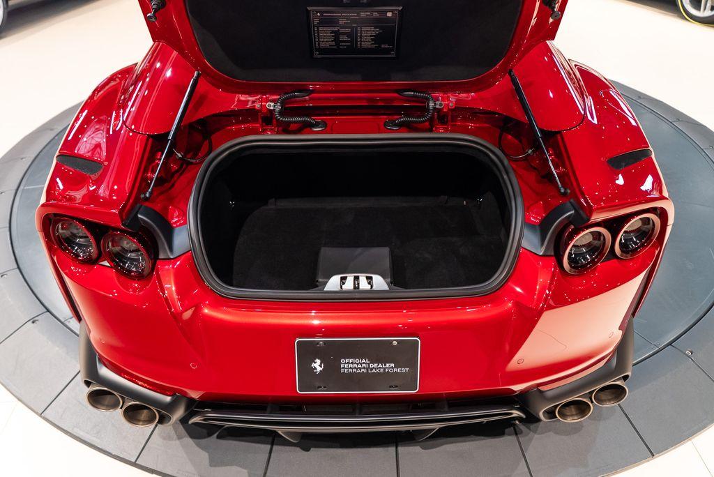 http://www.koenigseggchicago.com/galleria_images/121/121_p23_l.jpg