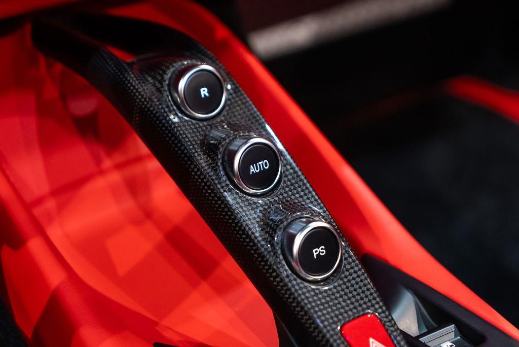 http://www.koenigseggchicago.com/galleria_images/121/121_p27_l.jpg