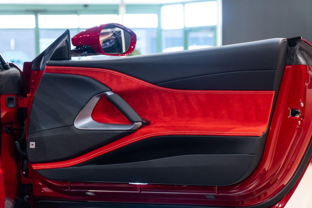 http://www.koenigseggchicago.com/galleria_images/121/121_p32_l.jpg