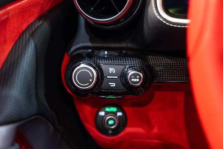 http://www.koenigseggchicago.com/galleria_images/121/121_p42_f.jpg
