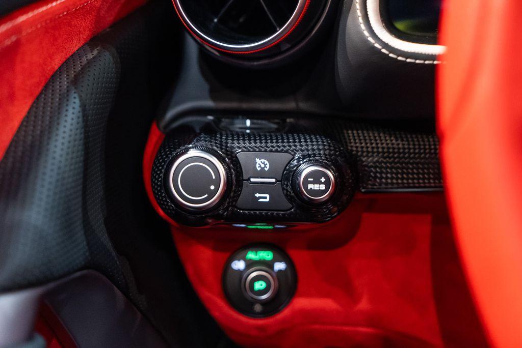 http://www.koenigseggchicago.com/galleria_images/121/121_p42_l.jpg