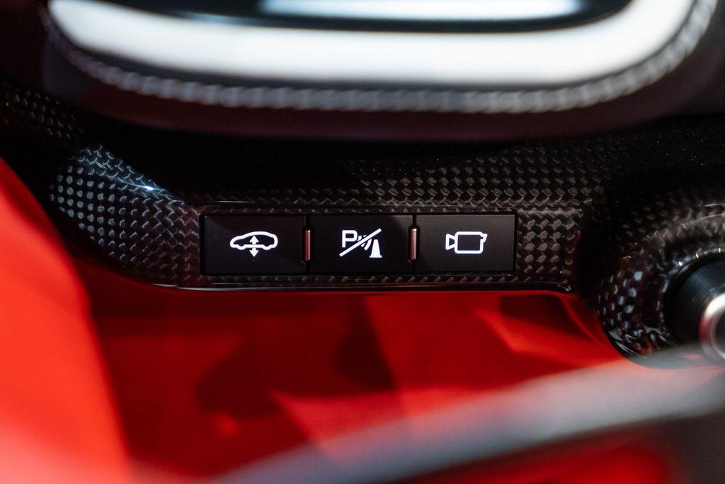 http://www.koenigseggchicago.com/galleria_images/121/121_p45_l.jpg