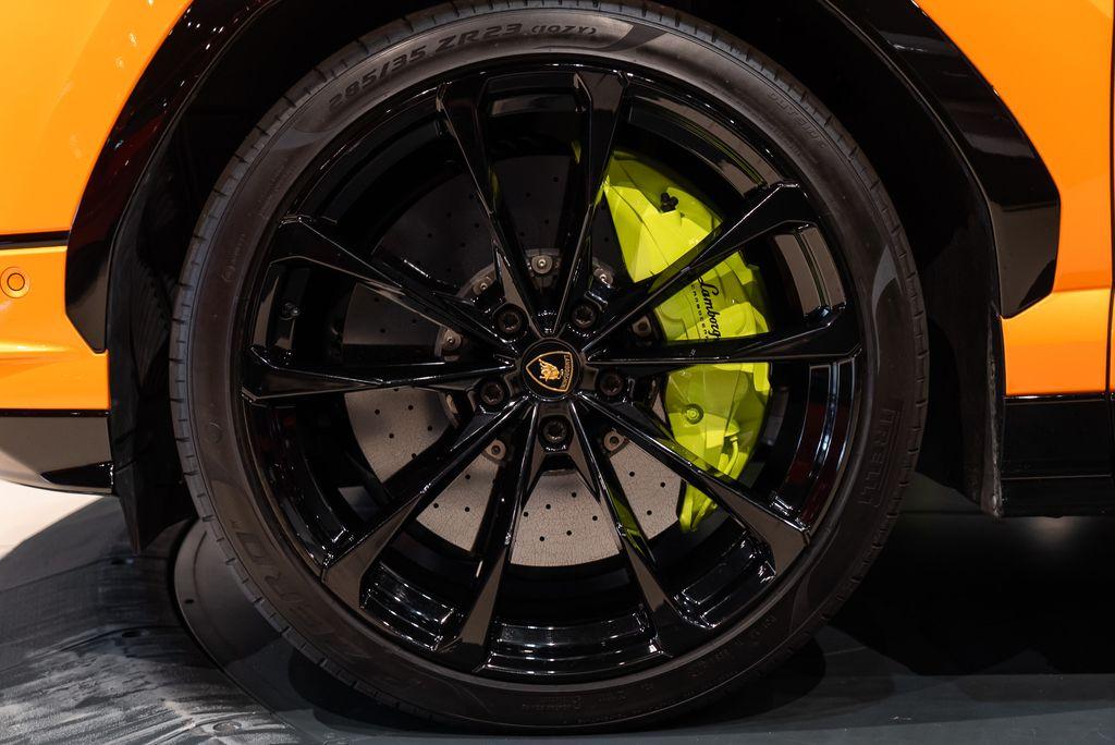 http://www.koenigseggchicago.com/galleria_images/122/122_p10_l.jpg