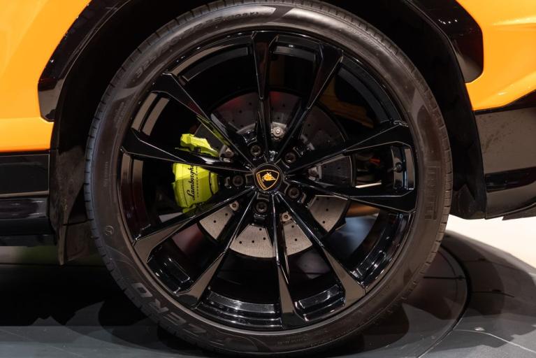 http://www.koenigseggchicago.com/galleria_images/122/122_p11_f.jpg
