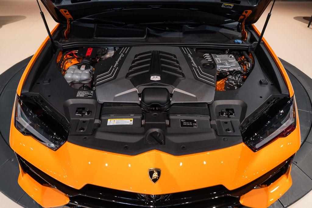 http://www.koenigseggchicago.com/galleria_images/122/122_p15_l.jpg