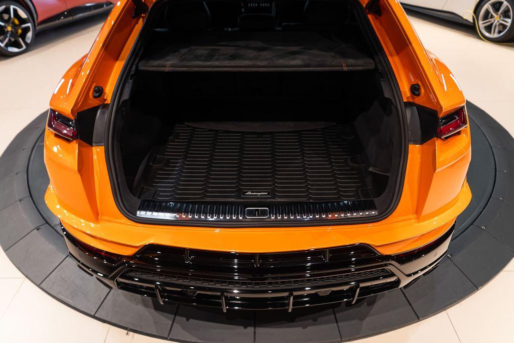 http://www.koenigseggchicago.com/galleria_images/122/122_p19_l.jpg