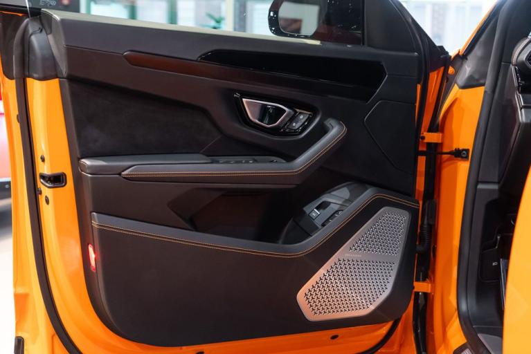 http://www.koenigseggchicago.com/galleria_images/122/122_p22_f.jpg