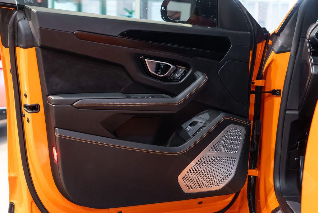 http://www.koenigseggchicago.com/galleria_images/122/122_p22_l.jpg