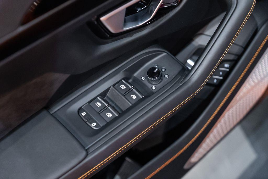http://www.koenigseggchicago.com/galleria_images/122/122_p23_l.jpg